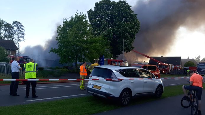 Er komt veel rook vrij bij de brand.