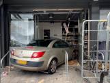 Bestuurder boort auto dwars door gevel van slijterij