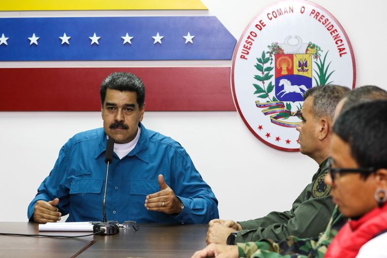 De Venezolaanse president Nicolas Maduro kondigt een energierantsoen van dertig dagen aan.  Beeld AFP