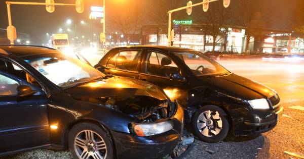 Aanrijding tussen twee personenauto's op Europabaan in Woerden.