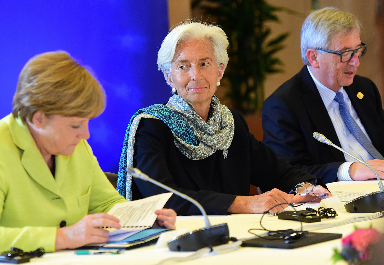 Angela Merkel in juni 2015 in Brussel met IMF-directeur Christine Lagarde (midden) en Jean-Claude Juncker, de toenmalige voorzitter van de Europese Commissie.   Beeld  AFP