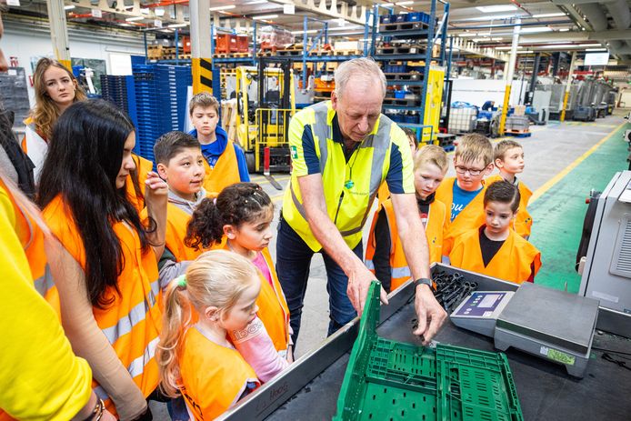 In Hardenberg werden er dinsdagochtend basisschool kinderen rondgeleid op het Wavin-terrein. Productieleider Peter Koetsier legt aan kinderen van OBS De Ontdekking uit hoe een kratje in elkaar wordt gezet.