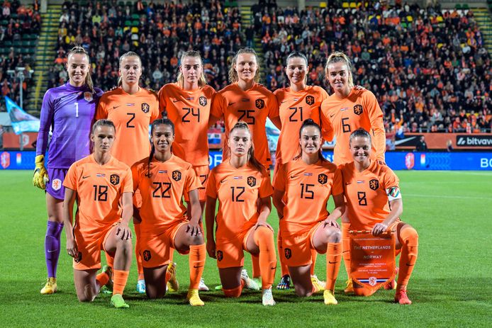 acre Zonder hoofd kunstmest Oranje Leeuwinnen zakken verder weg op wereldranglijst en vallen uit Pot 1  bij WK-loting | Nederlands voetbal | AD.nl