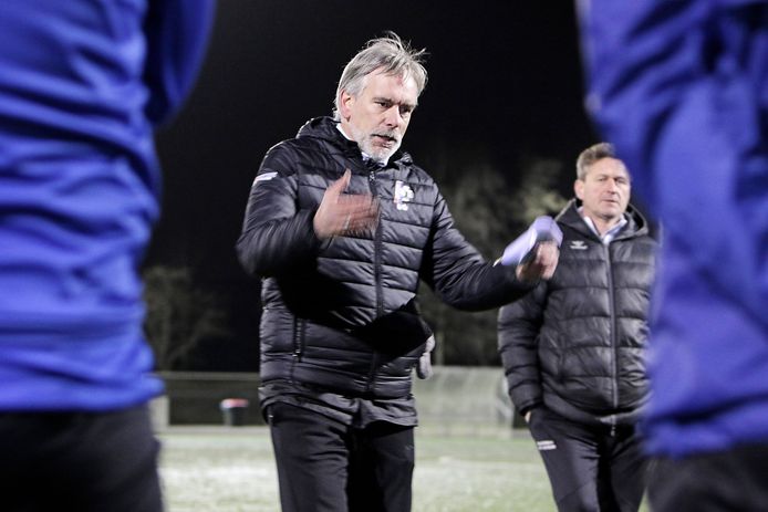 Lodewijk de Kruif van UDI'19 geeft zijn speler tekst en uitleg.