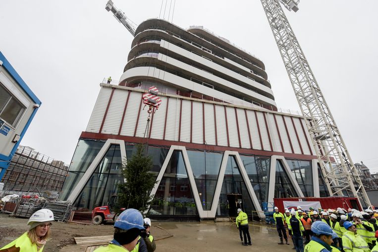 De ruwbouw van het nieuwe gebouw van De Persgroep is afgewerkt. Beeld Photo News