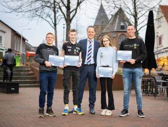 Vier jongeren krijgen speciaal lintje voor hun vrijwilligerswerk in West Betuwe: ‘Het zijn helden’