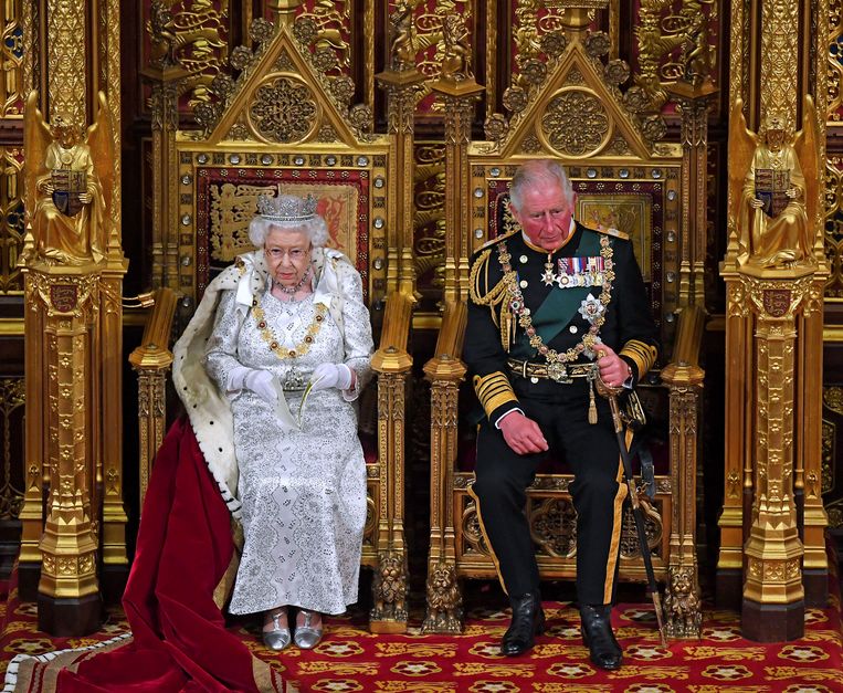 Koningin Elizabeth en (toen nog) prins Charles bij de openingszitting van het Britse parlement in 2019. Beeld AP
