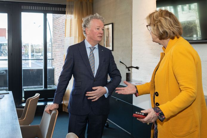 Jean Paul Gebben bewondert zijn nieuwe werkkamer. Rechts Ineke Bakker, waarnemer in Dronten.