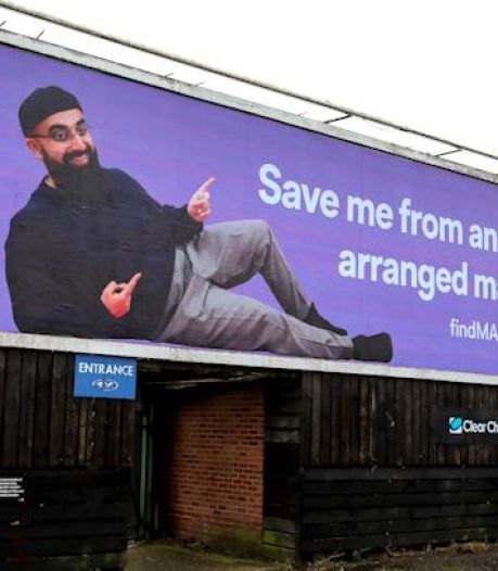 Un Britannique lance une campagne d'affichage pour trouver une épouse: “Sauvez-moi d’un mariage arrangé”