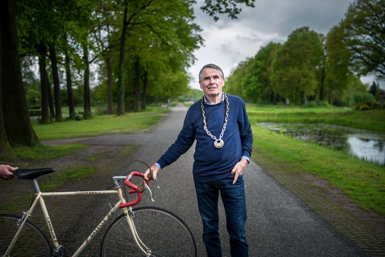 Hennie Kuiper, sinds de zomer van 2019 fietsburgemeester van Enschede, met een ambtsketting om in de vorm van een hangslot. Beeld Corné Sparidaens