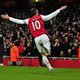 Recordman Van Persie leidt Arsenal voorbij Villa