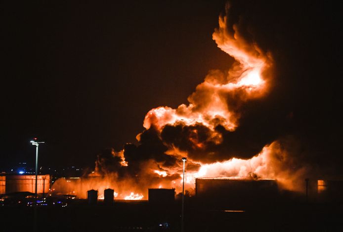 Rook en vlammen boven het complex van de staatsoliemaatschappij Aramco nabij Djedda. (25/03/2022)