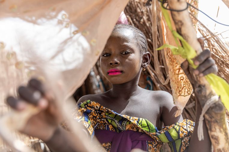 Een meisje in het vluchtelingenkamp van Mémé. Het is bekend dat Boko Haram jonge vrouwen ontvoert en uithuwelijkt aan zijn strijders.
 Beeld 