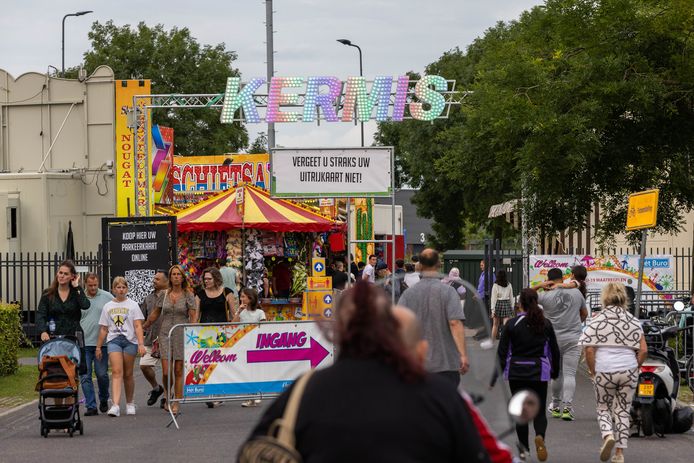 Kermis bij de Brabanthallen. Vergeleken met vorig jaar was er meer animo voor attracties dera