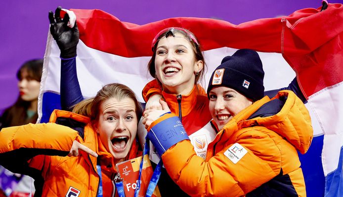 Suzanne Schulting (m) wordt gefeliciteerd door Yara van Kerkhorf  (l) en Lara van Ruijven (r) na haar gouden race.