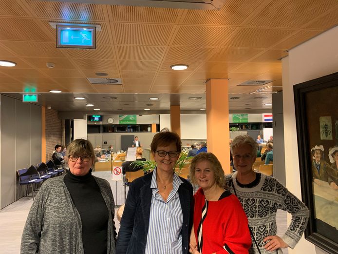 Carla Bodaar (tweede van links) en andere Initiatiefnemers van de pluktuin in Hooge Zwaluwe na het indienen van de petitie.