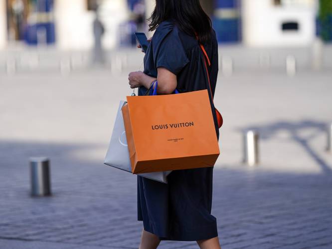 Louis Vuitton eert badstad Knokke met een exclusieve handtas en die shop je (alleen maar) in Knokke zelf