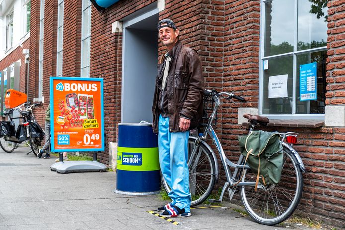 Straatnieuws Utrecht zal niet meer in gedrukte vorm verschijnen. Eelco Morro (49) op het Willem van Noortplein, de plek waar hij altijd de straatkrant verkocht.