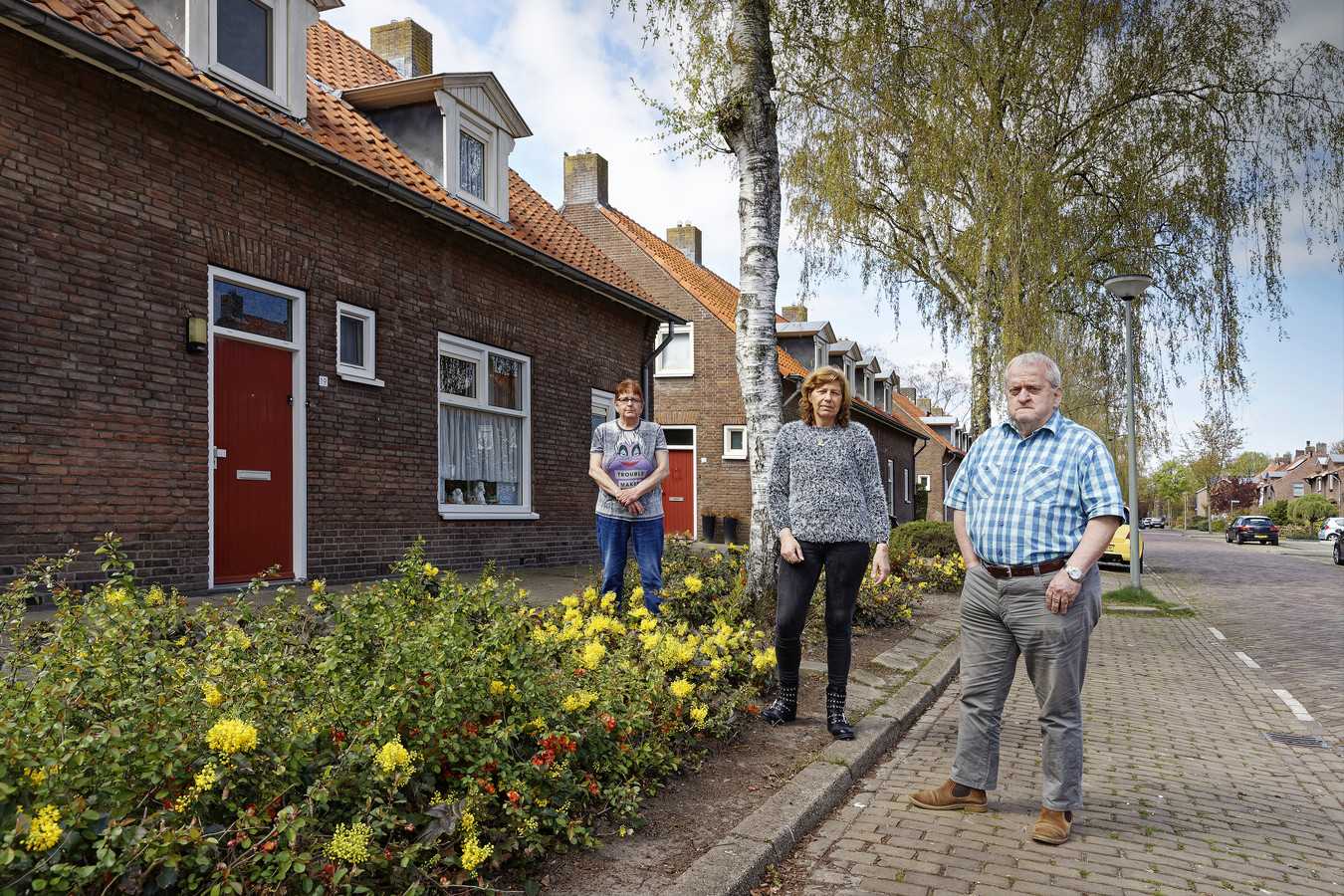 Irena Danklof, Ineke Steenbakkers en Tonny van Esch in hun geliefde Jan van Brabantstraat. Het rijtje van drie, waar Danklof en Steenbakkers in wonen, komt volgens Woonstichting Joost in aanmerking om gesloopt te worden.