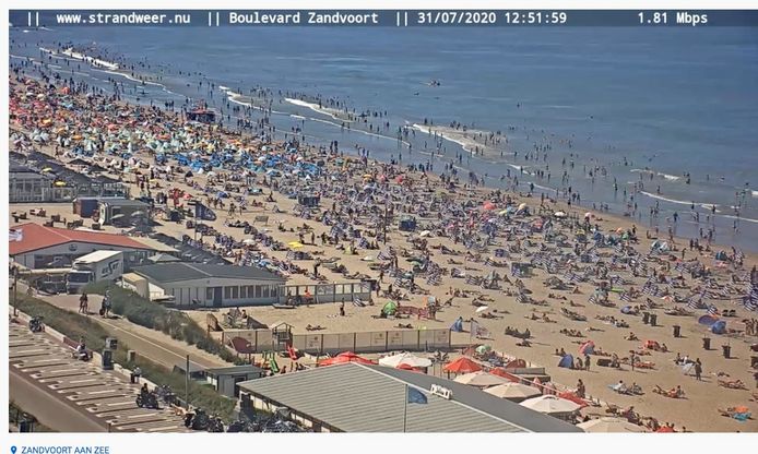 Drukte rond het middaguur, op het strand van Zandvoort.