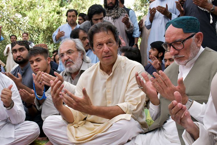 Imran Khan, leider van de oppositiepartij van Pakistaanse minister-president Nawaz Sharif, tijdens een gebed voor de slachtoffers van een zelfmoordaanslag. Beeld AFP