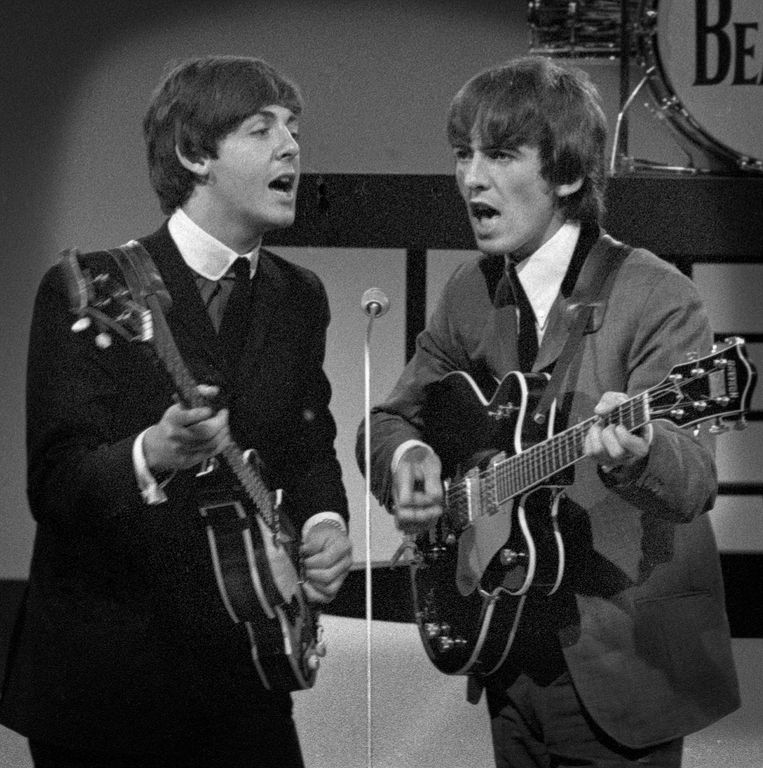  Paul McCartney en George Harrison van The Beatles in 1964. 
 Beeld Eddy Posthuma de Boer