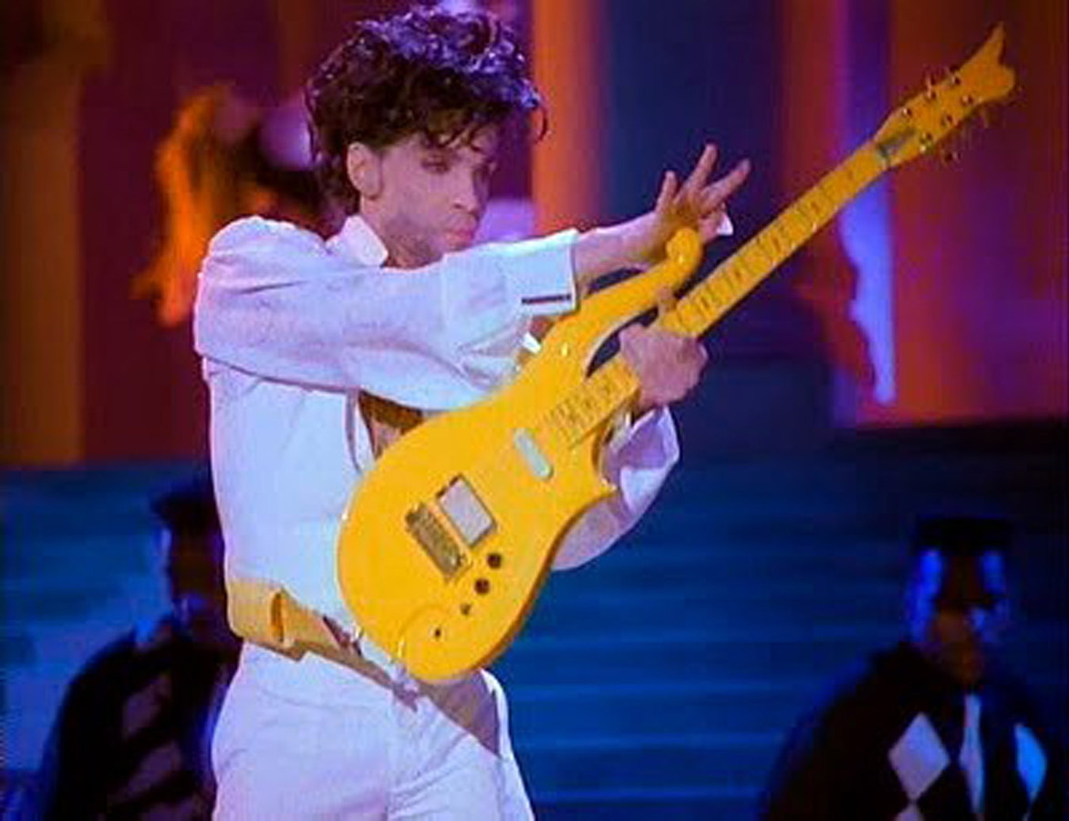 Manie federatie geduldig Gele gitaar van Prince brengt 123.000 euro op | Foto | AD.nl