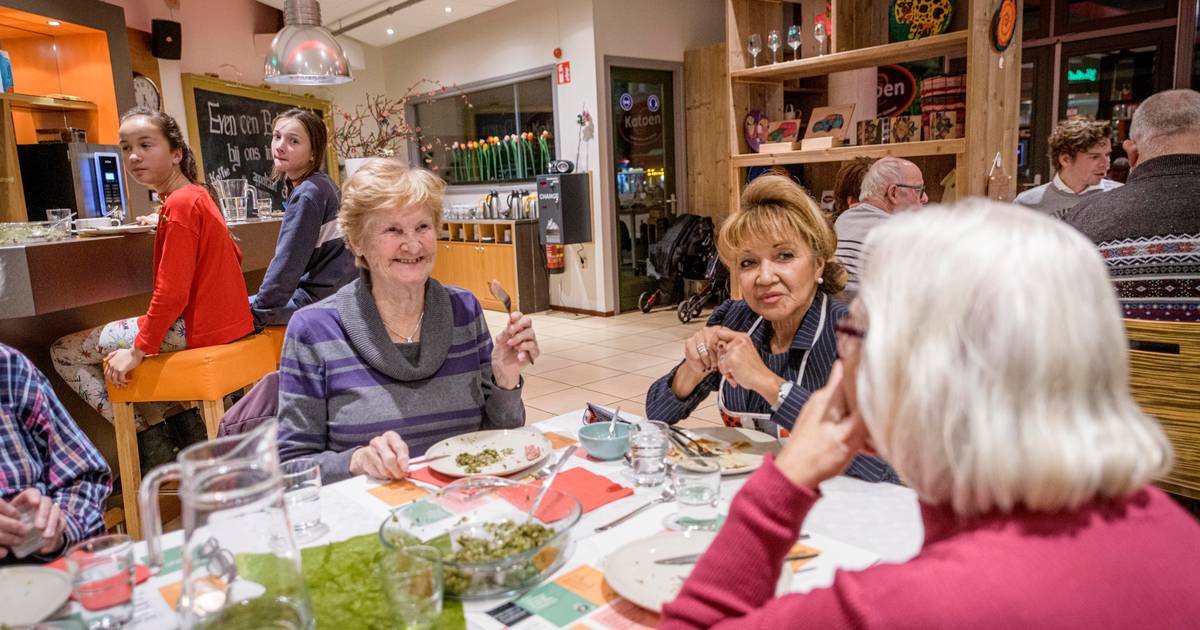 ‘Bent u bang om dood te gaan?’ Jongeren eten samen met ouderen in Enschede Enschede tubantia.nl