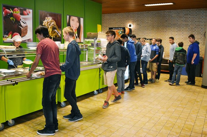 Leerlingen schuiven aan in het schoolrestaurant van het VTI in Dendermonde.