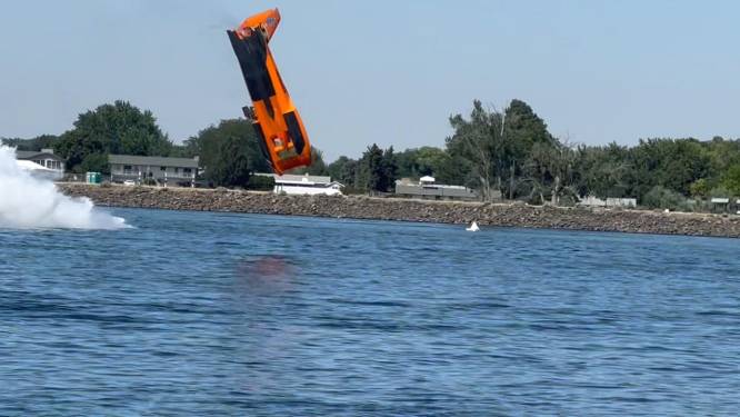 Un bateau s'envole dans les airs lors d'une course de vitesse