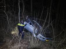 Auto belandt ondersteboven in de bosjes bij Bergentheim