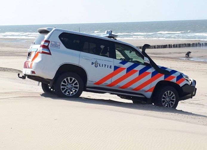 De Nederlandse politie beweert de handen vol te hebben met 'wandelaars' die op het strand cocaïne komen zoeken.
