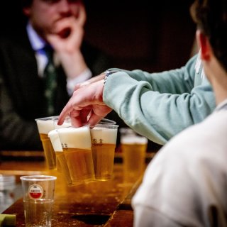 Studenten aan universiteit drinken vaker en meer dan leeftijdgenoten