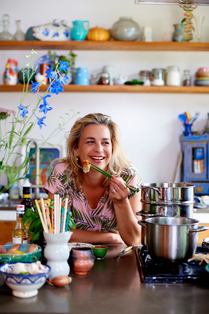 Mascha Lammes in haar keuken met stoompan en achter haar eigen schalen en komen.