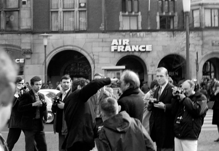 1 mei 1967. Cor Jaring staat rechts op de foto, Hans Wöhlken linksachter de man die een bloedneus tracht te stelpen. Beeld Stadsarchief Amsterdam