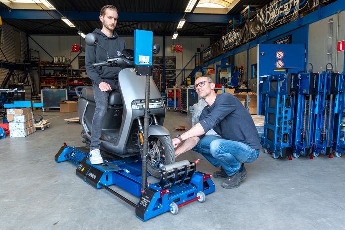 Martijn Vos (rechts) is de ontwikkelaar van nieuwe Rollenbank Generatie 3. Hier kan dus een scooter op zoals er nu staat, maar ook elektrische fietsen, fatbikes of speedpedelecs.
