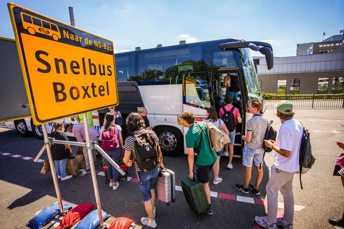 Een lange wachtrij van reizigers die met vervangende bussen naar Boxtel moeten, zorgt zaterdag voor enorme drukte op station Eindhoven.