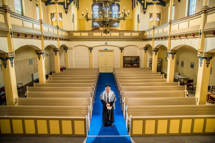 Voorganger Tom Fürstenberg heeft de hulp van de provinciale PVV ingeroepen om te voorkomen dat de Joodse Gemeente in Deventer uit de synagoge wordt gezet.