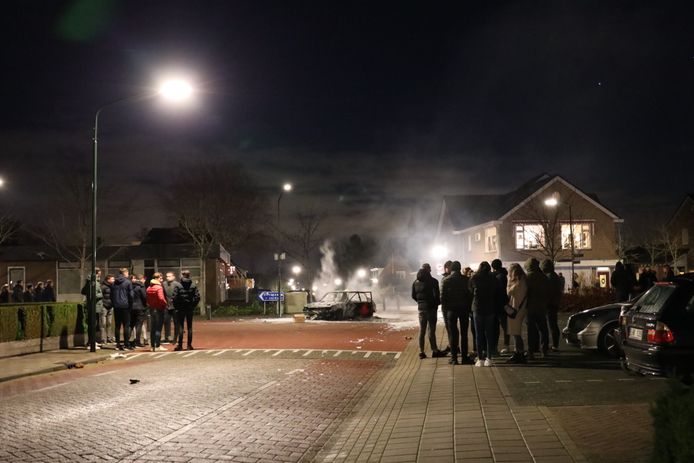 Auto gaat in vlammen op op beruchte kruising in Veen