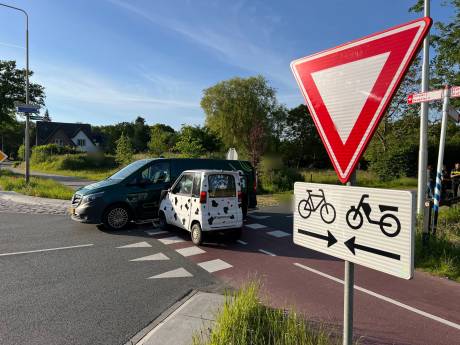 Gehandicaptenvoertuig botst vol op busje tussen Gorssel en Eefde, bestuurster naar ziekenhuis