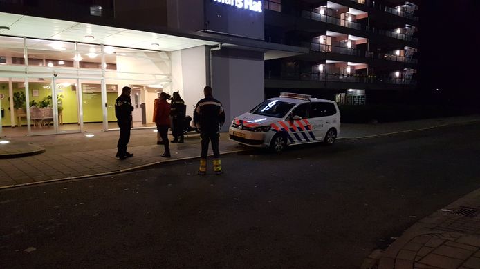 De politie bij de flat in Ede-Zuid na de beroving van een maaltijdbezorger.
