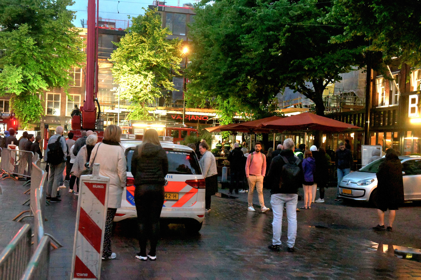 Brand aan Buitenhof is uit tientallen hotelgasten kunnen weer terug Foto AD.nl