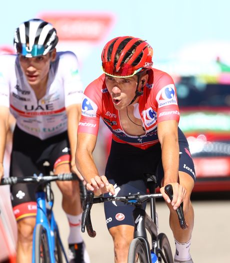 Remco Evenepoel kraakt na aanval Primoz Roglic in loodzware Vuelta-rit, maar behoudt rode leiderstrui