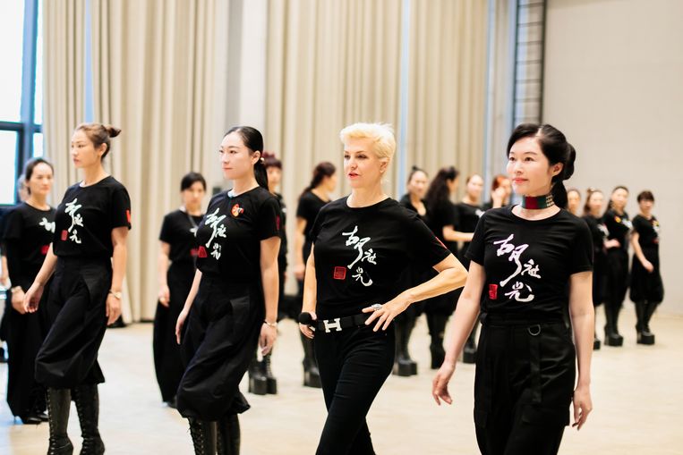 Mariana Verkerk trainde in China 300 ‘gewone’ vrouwen voor een modeshow.  Beeld DUDU