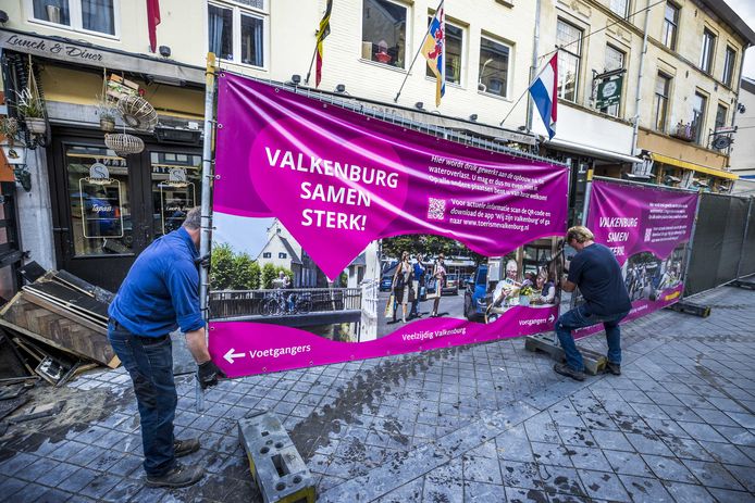 Beetje bij beetje wordt het centrum van Valkenburg weer toegankelijk. Na de overstromingen waren de straten afgesloten om de troep op te kunnen ruimen en de eerste herstelwerkzaamheden te kunnen uitvoeren.