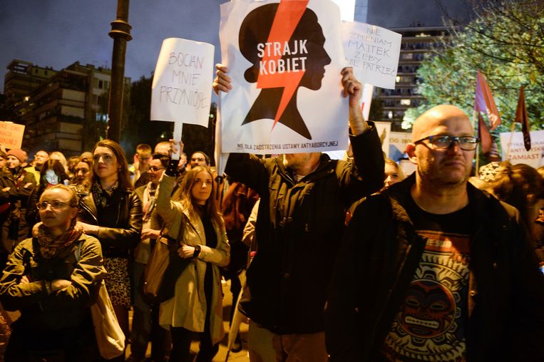 Demonstranten voor het parlementsgebouw in Warschau.  Beeld Getty Images
