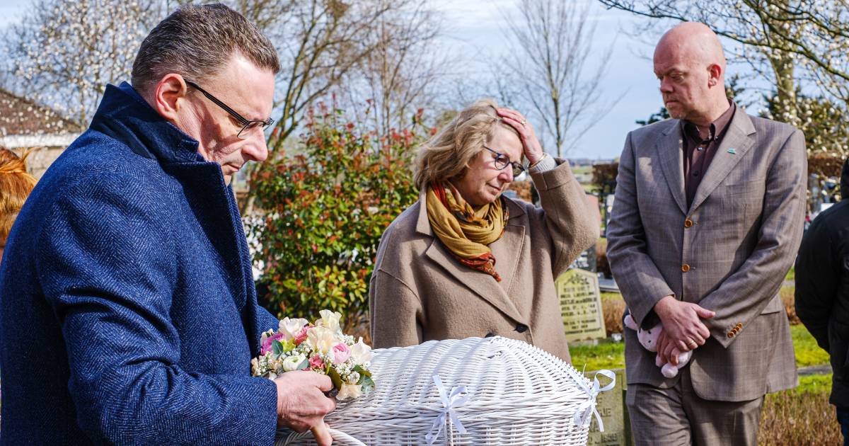Babymeisje dat in de Lek werd gevonden in stilte begraven: ‘We noemen haar Mirjam’
