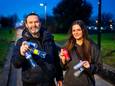 Ronald Talman en zijn dochter Floortje rapen blikjes en flesjes op.