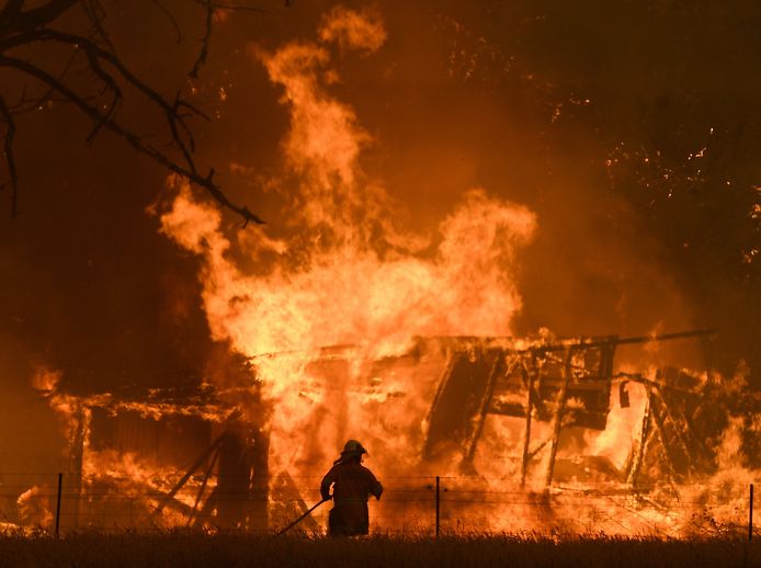 De brandweer probeert een huis te redden in de Blue Mountains ten westen van Sydney. De foto werd eerder deze maand genomen.
