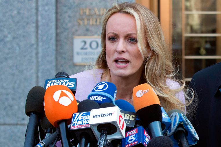 Stormy Daniels. Zij kreeg 130.000 dollar om haar vermeende affaire met Trump stil te houden. Beeld AP